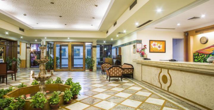 Grand Continental Hotel Prayagraj Bagian luar foto