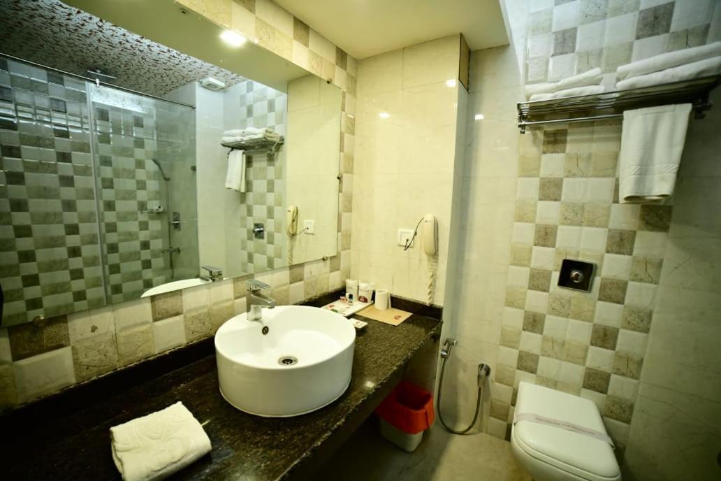 Grand Continental Hotel Prayagraj Bagian luar foto