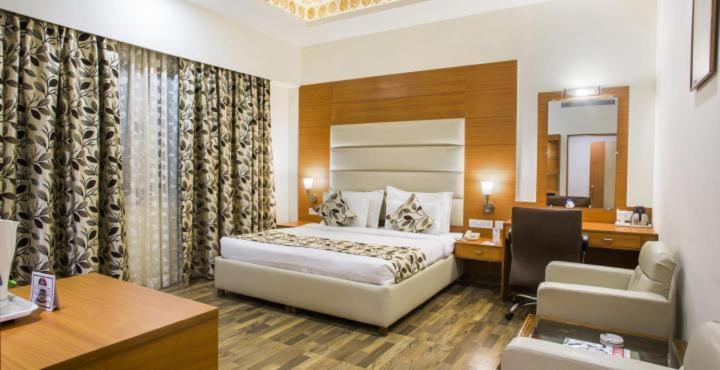 Grand Continental Hotel Prayagraj Bagian luar foto