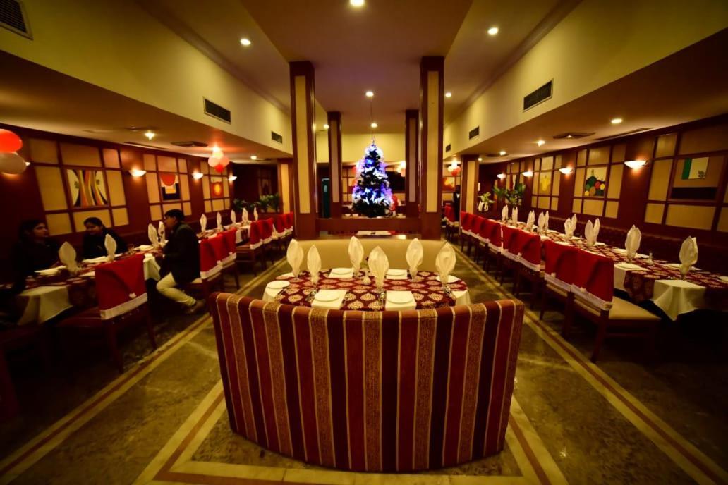 Grand Continental Hotel Prayagraj Bagian luar foto
