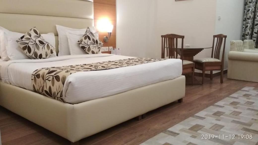 Grand Continental Hotel Prayagraj Bagian luar foto