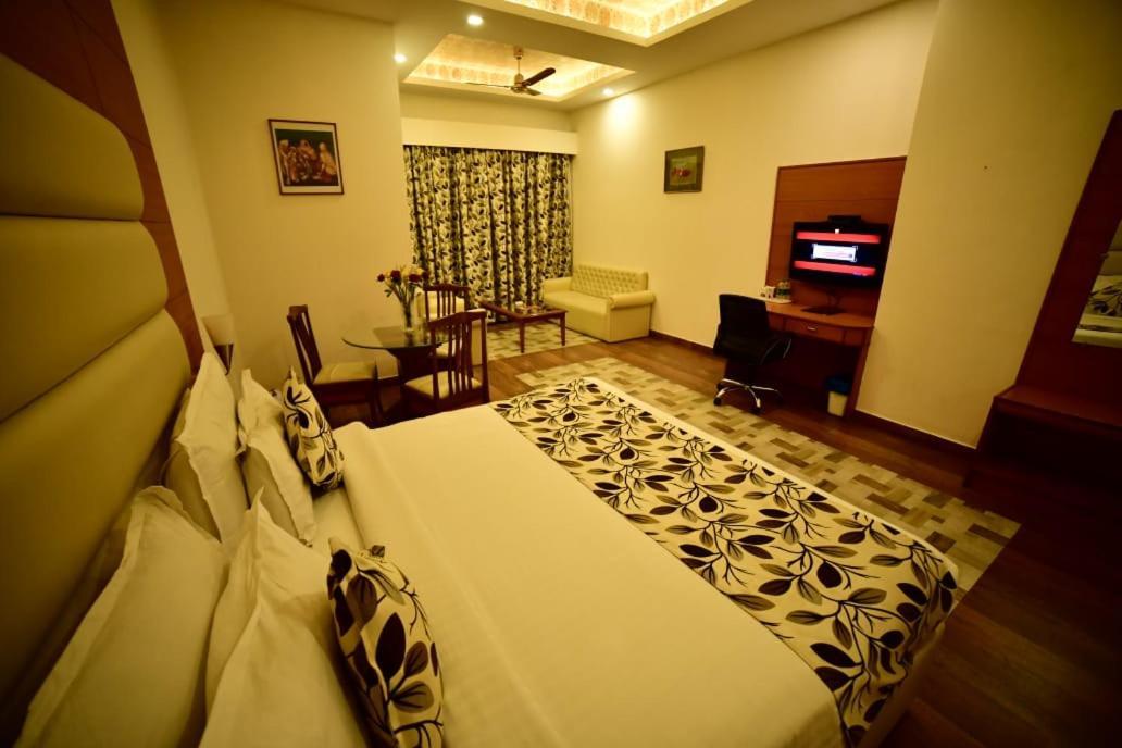 Grand Continental Hotel Prayagraj Bagian luar foto