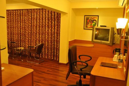 Grand Continental Hotel Prayagraj Bagian luar foto