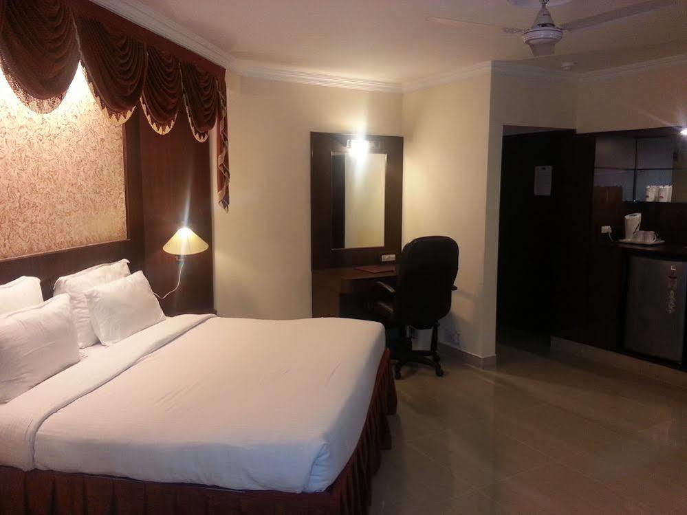 Grand Continental Hotel Prayagraj Bagian luar foto